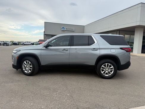 Used 2023 Chevrolet Traverse LS FWD image 2