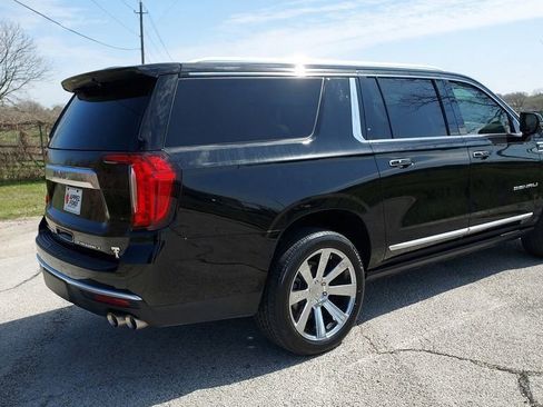 Used 2022 GMC Yukon XL Denali w/ Denali Premium Package image 3