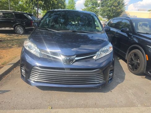 Used 2019 Toyota Sienna XLE Premium w/ Protection Package FWD image 2