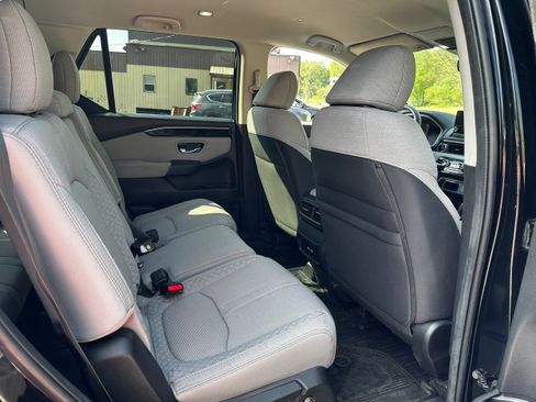 Used 2023 Honda Pilot LX image 12
