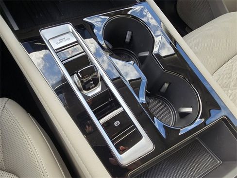 Certified 2025 Volkswagen Atlas SE w/ Panoramic Sunroof Package image 27