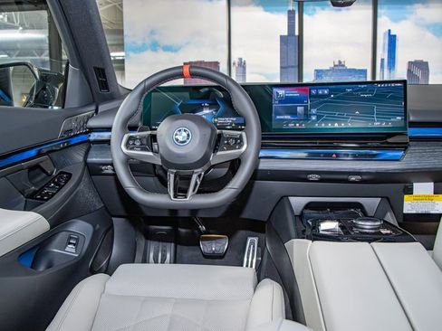 Used 2025 BMW i5 M60 w/ Premium Package image 16