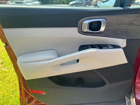 Used 2022 Kia Sorento EX w/ Panoramic Sunroof Package FWD image 9