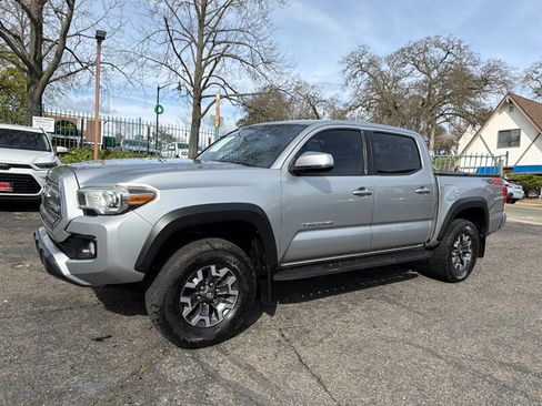 Used 2017 Toyota Tacoma TRD Off-Road w/ Premium & Technology Package AWD/4WD image 2
