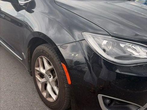 Used 2018 Chrysler Pacifica Touring-L Plus w/ Tire & Wheel Group FWD image 15