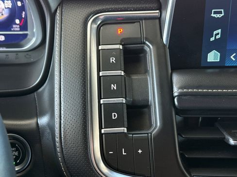 Used 2023 Chevrolet Suburban Premier image 28