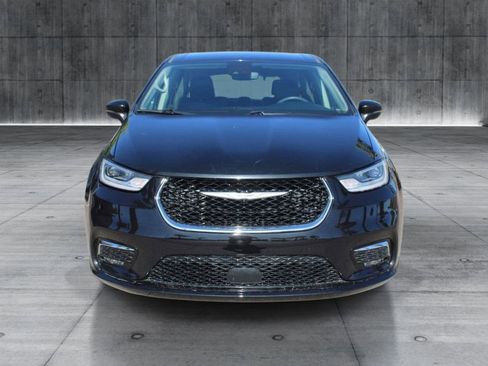 Used 2023 Chrysler Pacifica Touring-L FWD image 8