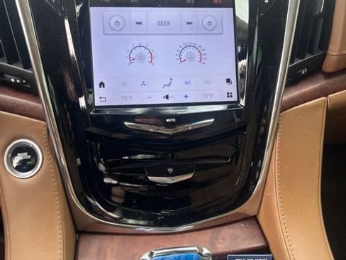 Used 2015 Cadillac Escalade Platinum RWD image 4