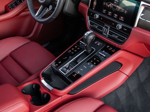 Certified 2026 Porsche Macan S AWD/4WD image 30