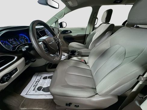 Used 2020 Chrysler Pacifica Touring image 21