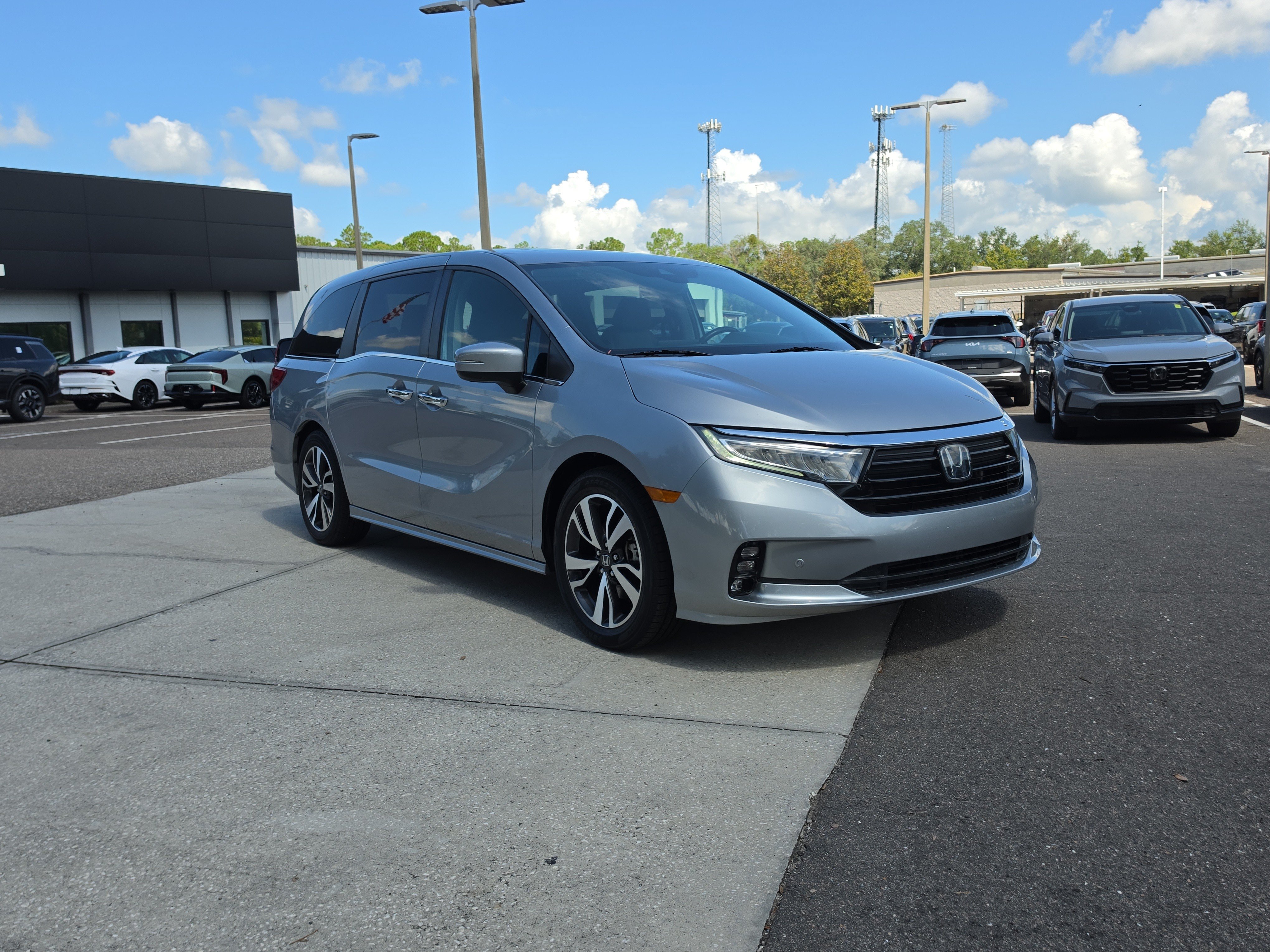 Used 2021 Honda Odyssey Touring image 2