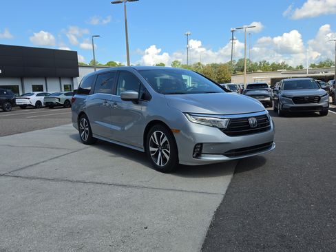 Used 2021 Honda Odyssey Touring image 2