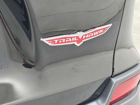 Used 2019 Jeep Cherokee Trailhawk AWD/4WD image 28