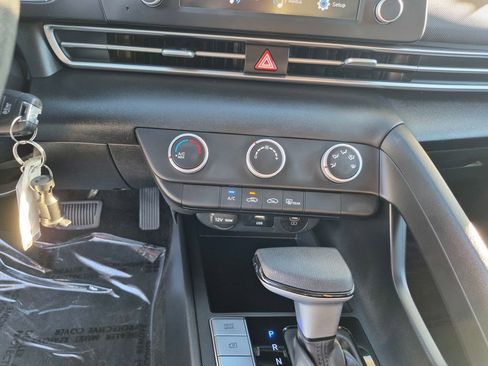 Used 2025 Hyundai Elantra SE image 18