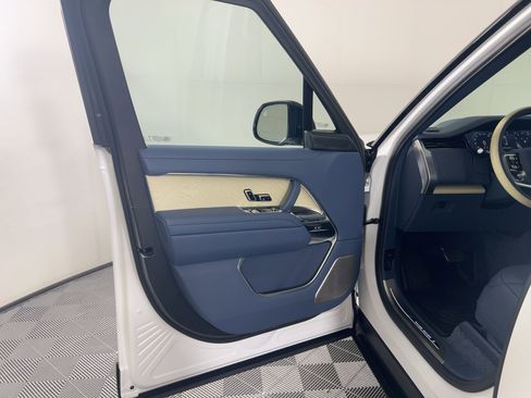 New 2025 Land Rover Range Rover SV image 19