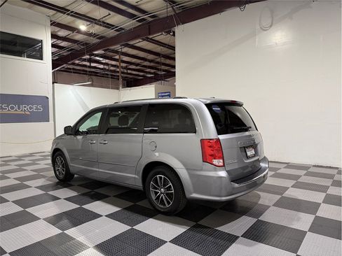 Used 2017 Dodge Grand Caravan SXT image 6