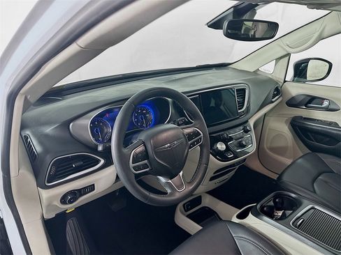 Used 2024 Chrysler Pacifica Touring-L image 31