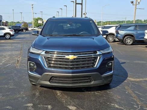 Used 2023 Chevrolet Traverse LT FWD image 2