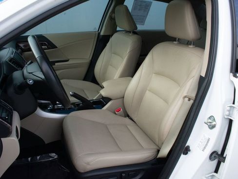 Used 2017 Honda Accord Touring image 19