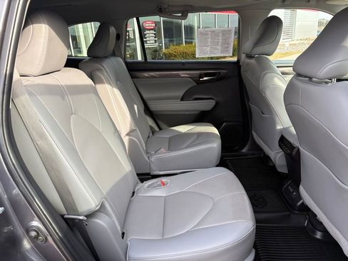 Used 2024 Toyota Highlander Limited image 16