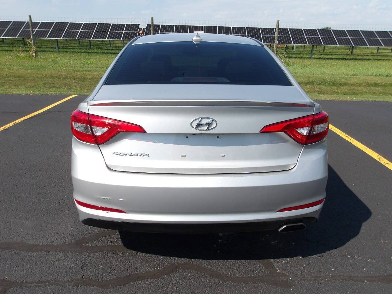 Used 2015 Hyundai Sonata SE w/ Option Group 02 FWD image 4