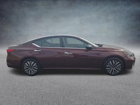 Used 2024 Nissan Altima 2.5 SV FWD image 2