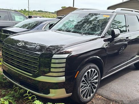 Used 2026 Hyundai Palisade Calligraphy FWD image 2