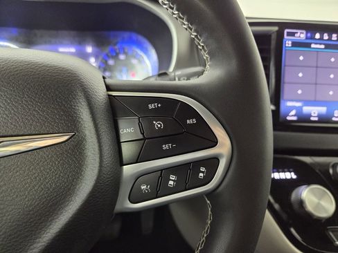 Certified 2024 Chrysler Pacifica Touring-L image 18