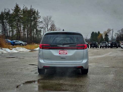 New 2026 Chrysler Pacifica Select image 4
