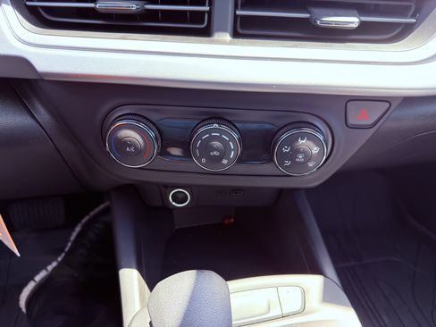 Used 2025 Chevrolet Trax LS image 28