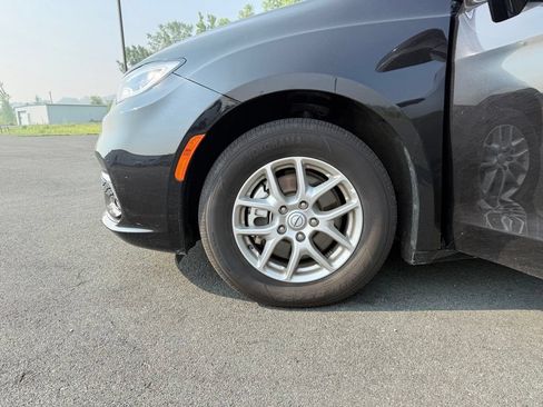 Used 2025 Chrysler Pacifica Select FWD image 25