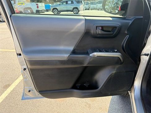 Used 2016 Toyota Tacoma SR5 w/ SR5 Appearance Package (SN) image 10