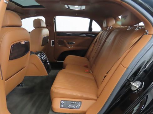 Used 2018 Bentley Flying Spur V8 image 21