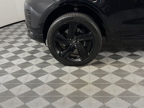 Used 2023 Land Rover Discovery Metropolitan Edition AWD/4WD image 9