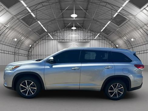 Used 2018 Toyota Highlander XLE FWD image 3