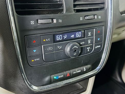 Used 2015 Chrysler Town & Country Touring FWD image 21