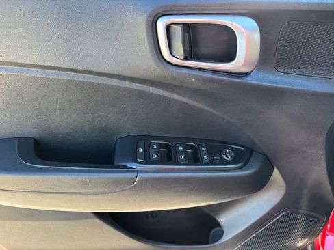 Used 2023 Hyundai Venue SE image 22