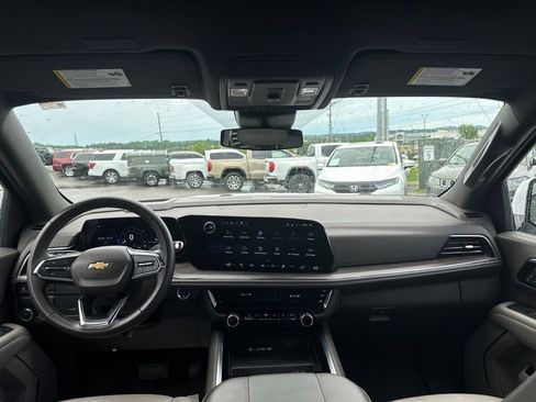 Used 2025 Chevrolet Suburban LT RWD image 17