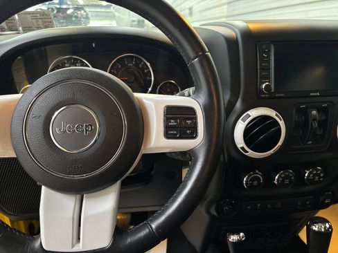 Used 2015 Jeep Wrangler Unlimited Sahara AWD/4WD image 13