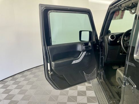 Used 2014 Jeep Wrangler Unlimited Sahara w/ Connectivity Group AWD/4WD image 12