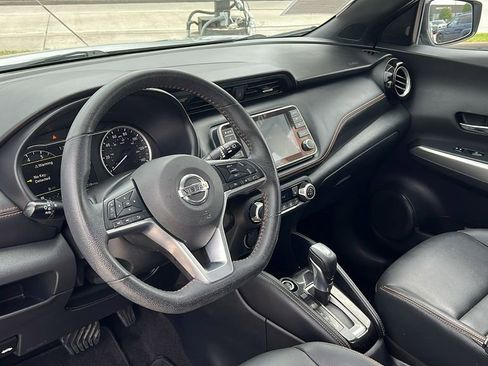 Used 2020 Nissan Kicks SR w/ SR Premium Package image 2