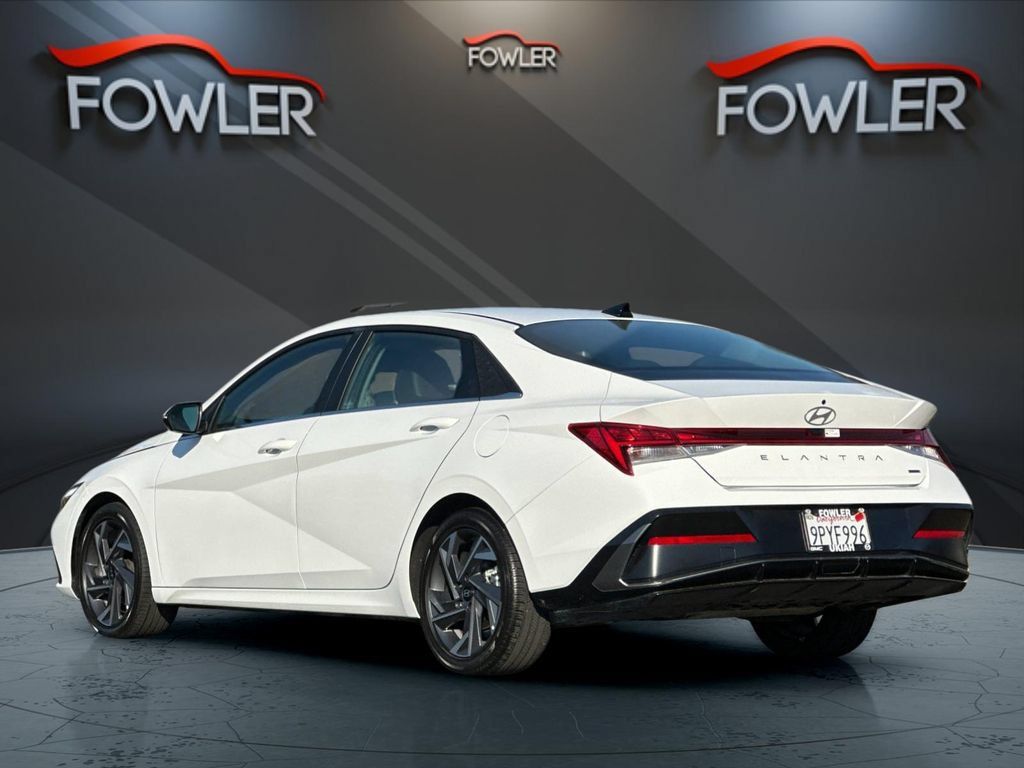 Used 2025 Hyundai Elantra Limited FWD image 3