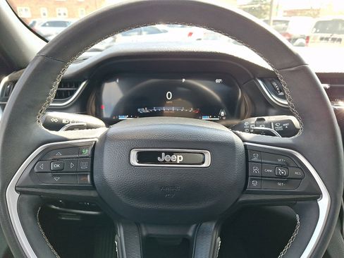 Used 2023 Jeep Grand Cherokee Altitude AWD/4WD image 19