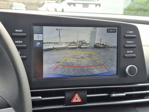 Certified 2025 Hyundai Elantra SE image 17