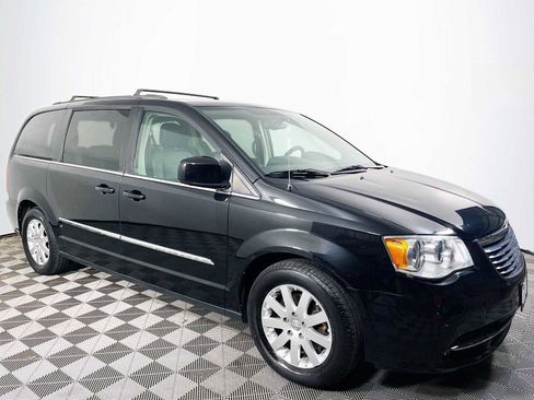 Used 2015 Chrysler Town & Country Touring image 3