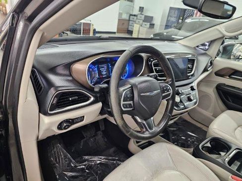 Used 2017 Chrysler Pacifica Touring-L FWD image 7