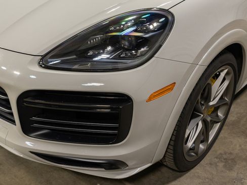 Used 2021 Porsche Cayenne Turbo S image 8