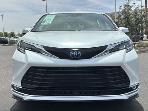 Used 2022 Toyota Sienna XLE FWD image 2