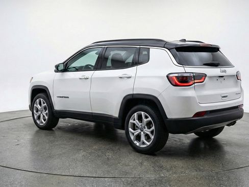 Used 2025 Jeep Compass Latitude AWD/4WD image 6