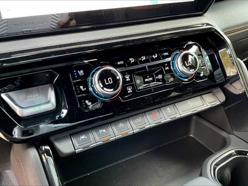 New 2025 GMC Sierra 1500 AT4 w/ AT4 Premium Package AWD/4WD image 15